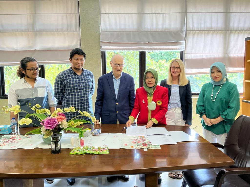 Fulbright Specialist Amerika Serikat Mengajar di Fakultas Farmasi UNHAS