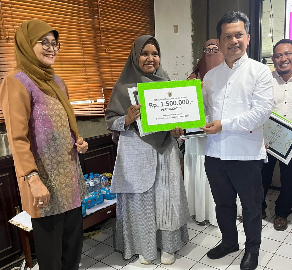 Membanggakan! Tendik Fakultas Farmasi Unhas berhasil Meraih Peringkat 3 Terbaik