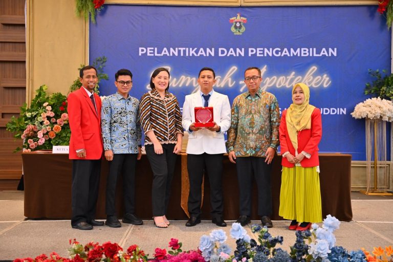 Pemberian Award dari Argon Group kepada Lulusan Apoteker Terbaik Fakultas Farmasi Unhas