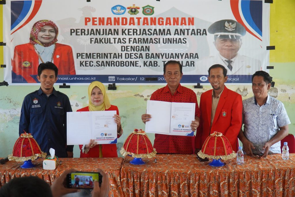 Penandatanganan Perjanjian Kerjasama antara Fakultas Farmasi Universitas Hasanuddin dan Pemerintah Desa Banyuanyara, Takalar