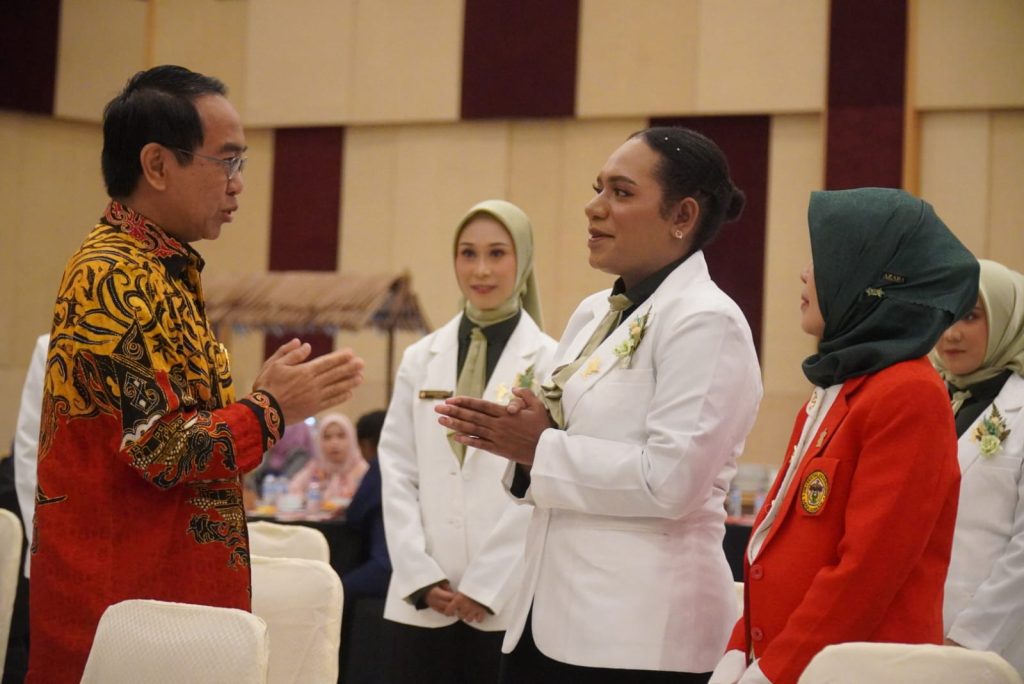 Rektor Universitas Hasanuddin Hadiri Pelantikan dan Pengambilan Sumpah Apoteker Periode November 2024