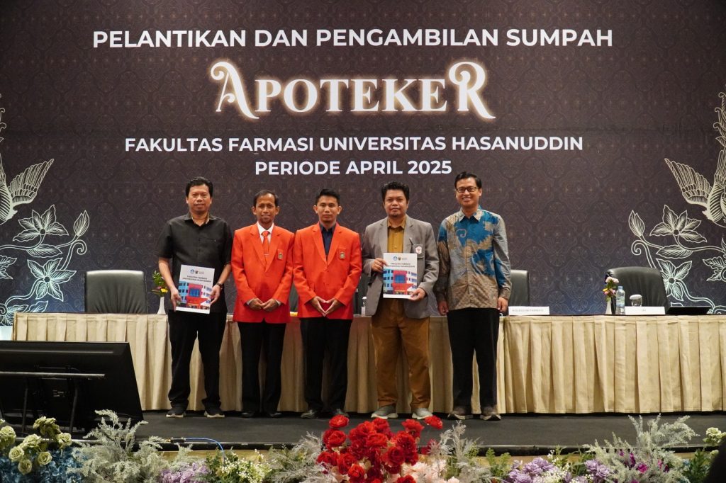 Farmasi Unhas Lantik & Ambil Sumpah 185 Apoteker Baru