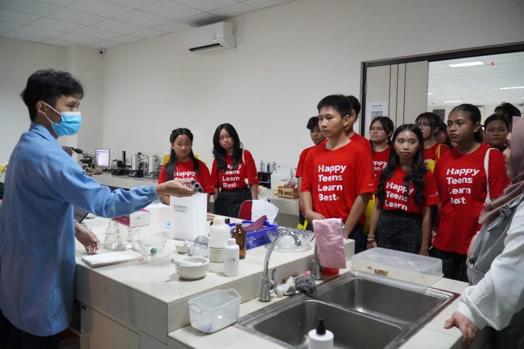 Kunjungan Sekolah Ciputra Kasih Makassar ke Fakultas Farmasi Unhas