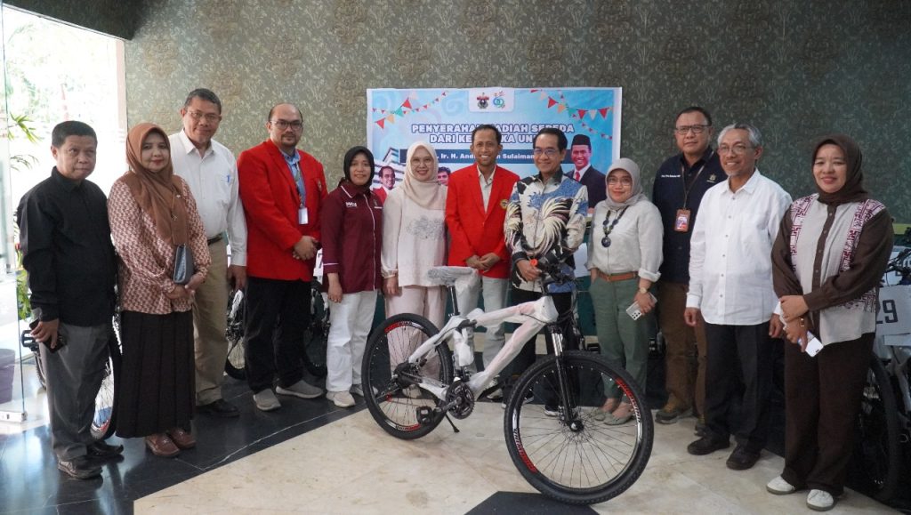 Ketua IKA Unhas Hibahkan 100 Sepeda dalam rangka Dies Natalis UNHAS ke-69