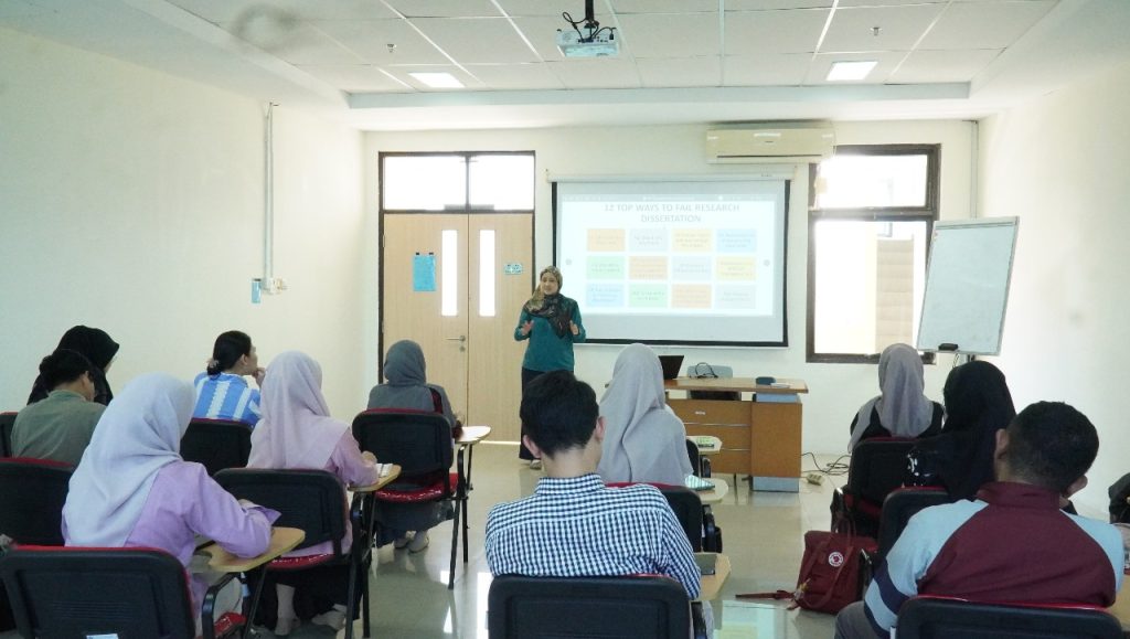 Dosen Farmasi UiTM Bawakan Kuliah Tamu bagi Mahasiswa S2 dan S3 UNHAS tentang Riset di Tingkat Pascasarjana