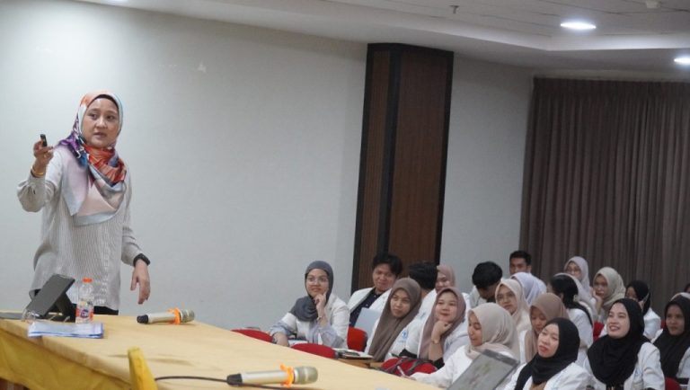 Tekankan Pentingnya Pelayanan Farmasi Klinik yang Baik, Dosen Farmasi UiTM Bawakan Kuliah bagi Mahasiswa PSPA UNHAS