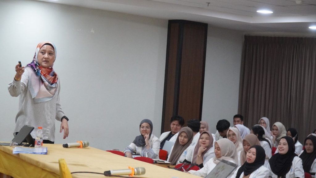 Tekankan Pentingnya Pelayanan Farmasi Klinik yang Baik, Dosen Farmasi UiTM Bawakan Kuliah bagi Mahasiswa PSPA UNHAS