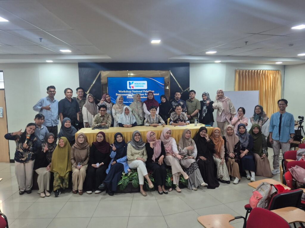 Farmasi Unhas dan Kolegium Farmasi Indonesia Selenggarakan Workshop Penulisan Soal CBT bagi Preseptor dan Praktisi