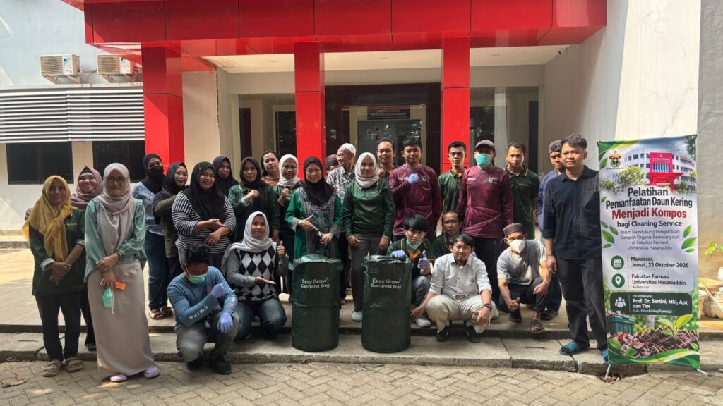 Tim Dosen Laboratorium Mikrobiologi Farmasi FFUH Gelar Pelatihan Pembuatan Kompos dari Daun Kering untuk Petugas Kebersihan